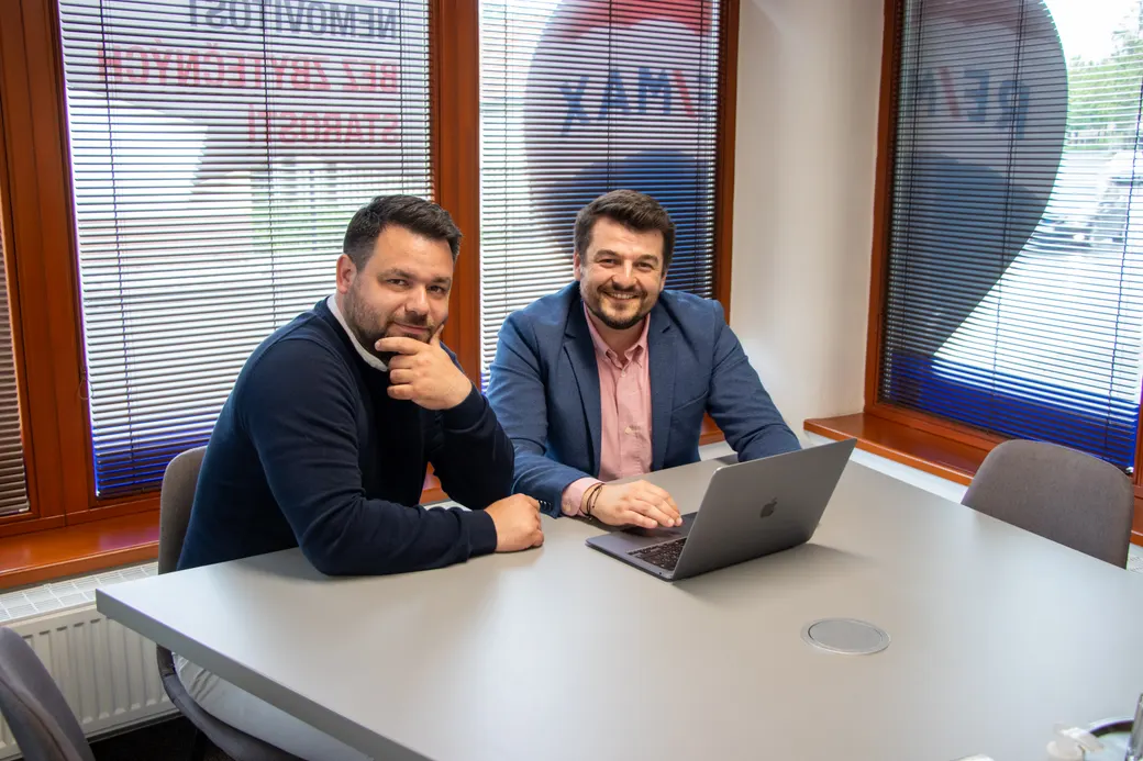 David Matouch a Jiří Chudoba u stolu v kanceláři