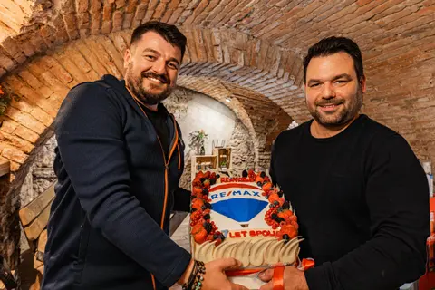 David a Jirka s dortem k 7 letům RE/MAX Partner