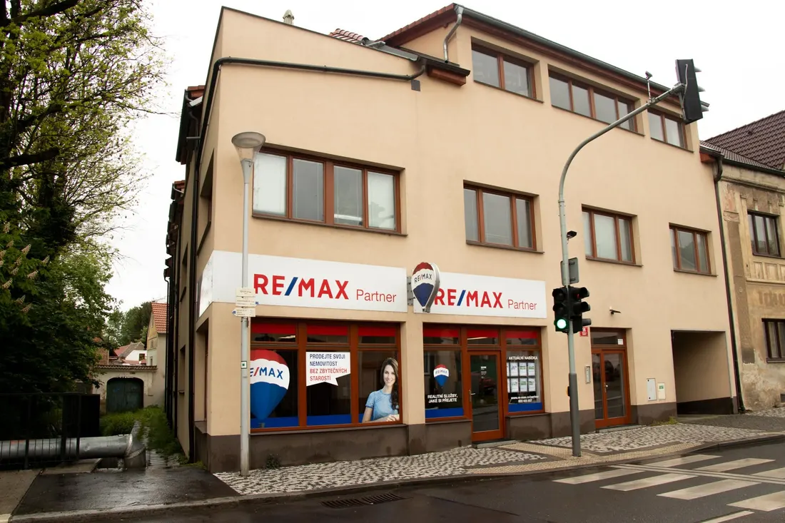 Budova kanceláře RE/MAX Partner na Řeporyjském náměstí