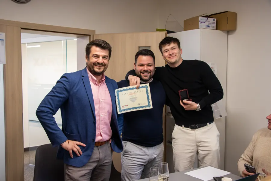 Artem Saykin přebírá ocenění Makléř měsíce v kanceláři RE/MAX Partner