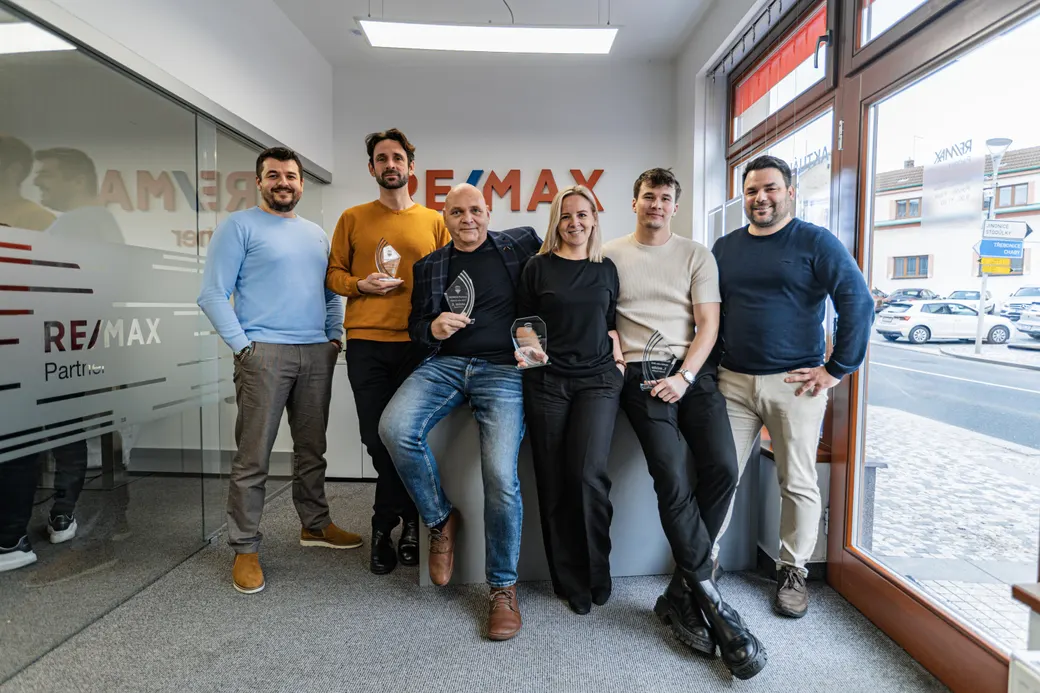 Tým RE/MAX Partner s oceněními v kanceláři